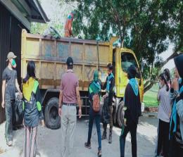 Aksi bersih sampah oleh Mapala Laksamana Poltek.